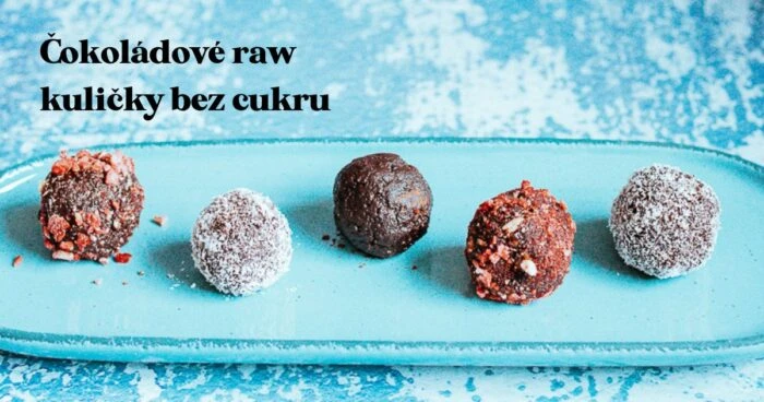 Čokoládové raw kuličky bez cukru na talíři