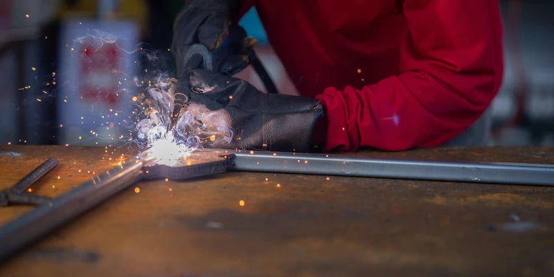 Svařování elektrodou s jiskrami na kovových tyčích