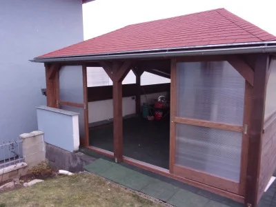 Pergola uzavřená na zimu s průhlednými panelovými dveřmi