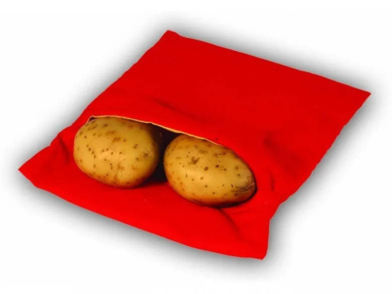 Dvě brambory v červeném plátně na bílém pozadí