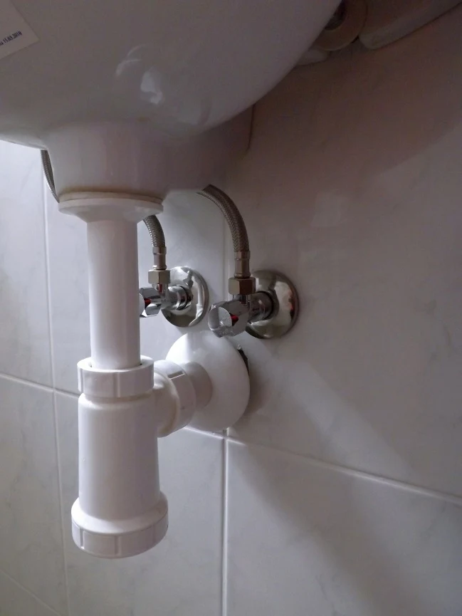 Odpad z dřezu s připojenými vodovodními potrubími