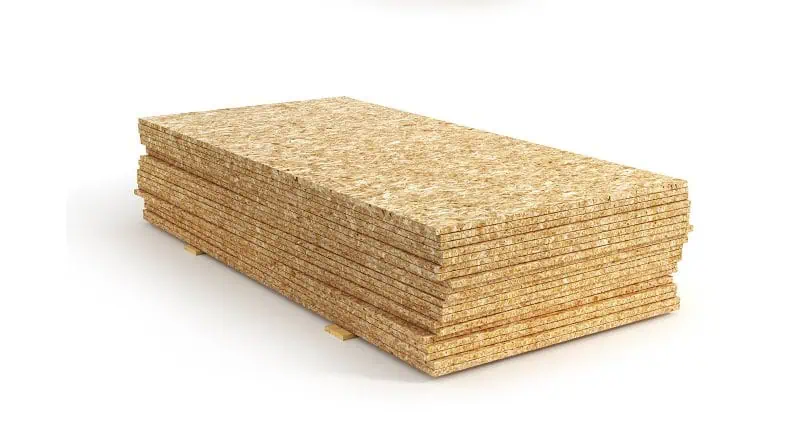 Stoh OSB desek na bílém pozadí