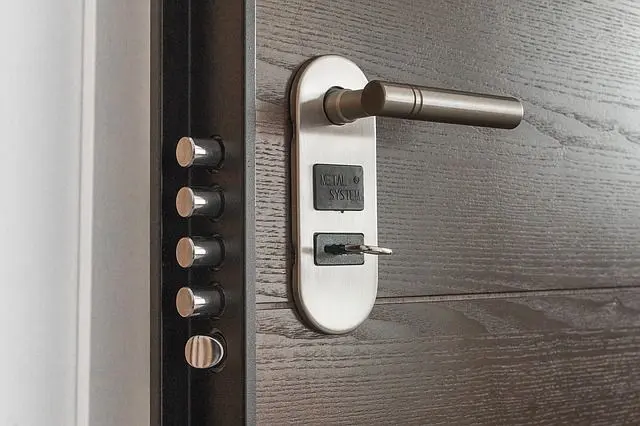 Modern elektronický zámek na dveřích s klíčem