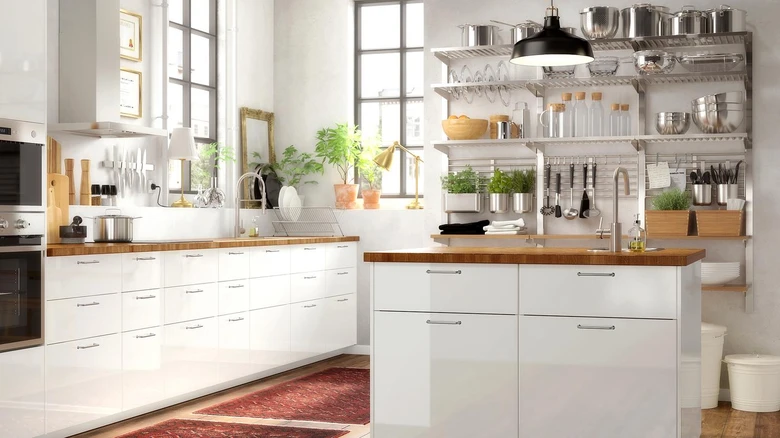 Bílá kuchyně s dřevěnou deskou, moderní a funkční