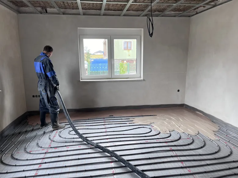 Instalace podlahového topení před aplikací anhydritové vrstvy.