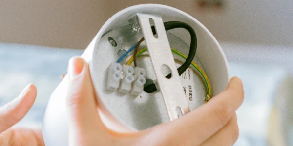 Ruční práce na elektrickém zapojení svítidla doma