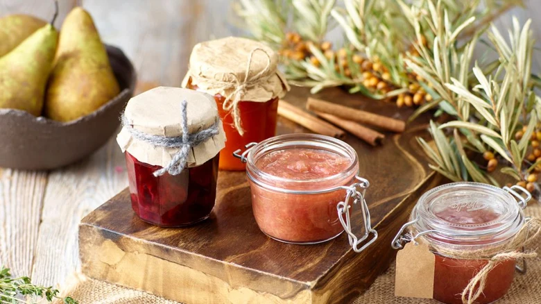 Domácí rakytníková marmeláda v sklenicích s ovocem a kořením