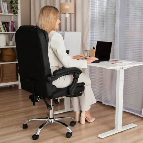 Žena pracuje u nastavitelného psacího stolu