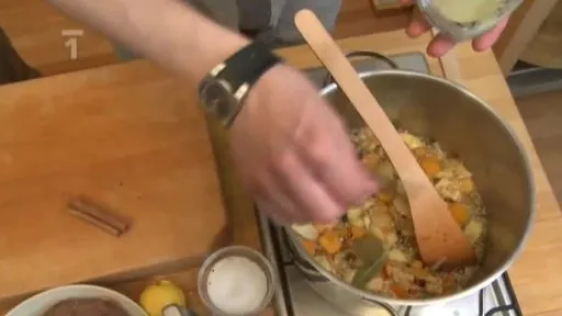 Příprava omáčky v kuchyňském hrnci