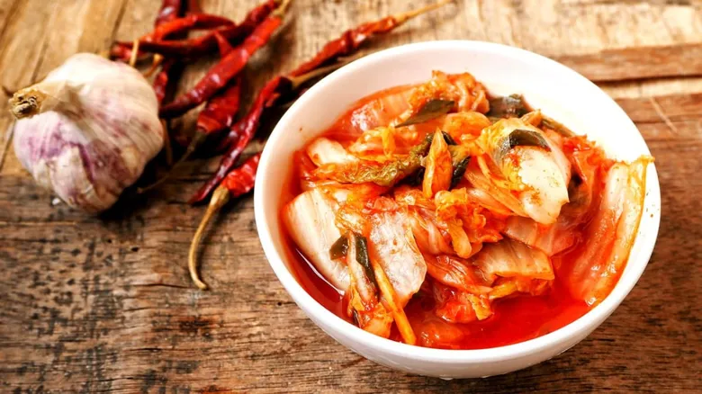 Korejské kimbap s česnekem, chilli papričkami na dřevěném stole