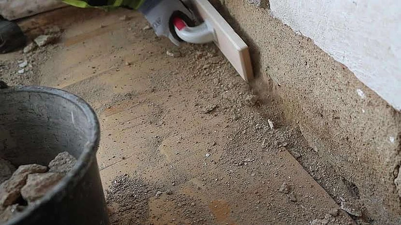 Práce na základě domu s betonem a dřevěnou podložkou.