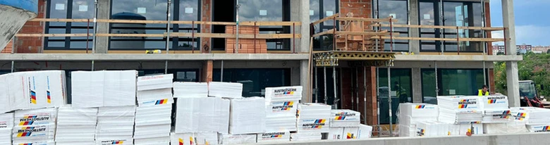 Polystyrenové desky na staveništi pro fasádu