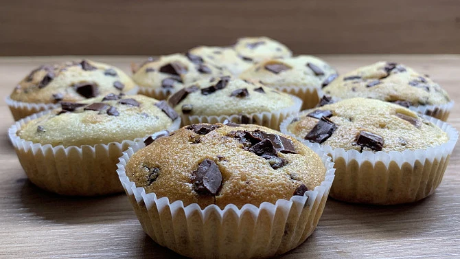 Čokoládové muffiny s čokoláda v papírových formách.