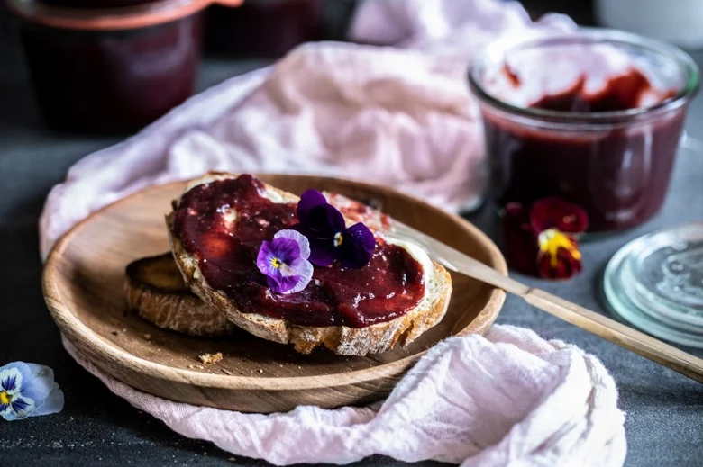 Švestková marmeláda na chlebu s květinami