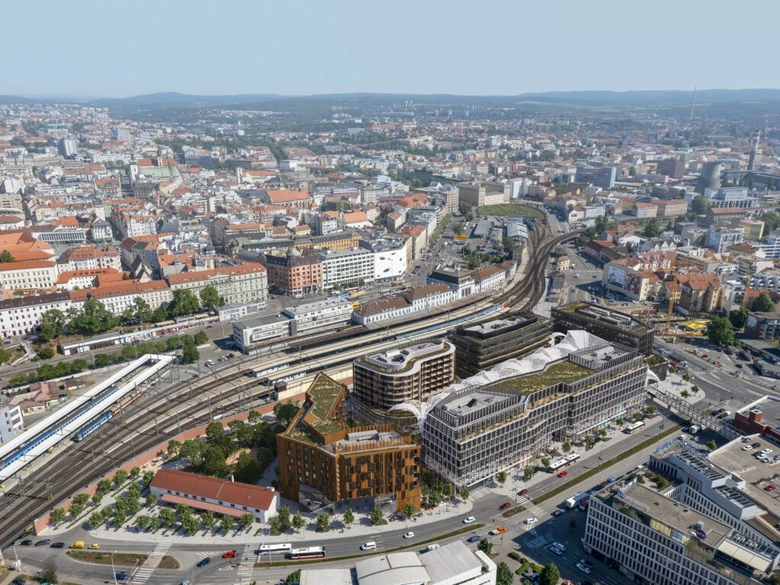 Moderní architektura v centru brněnského města s železniční tratou