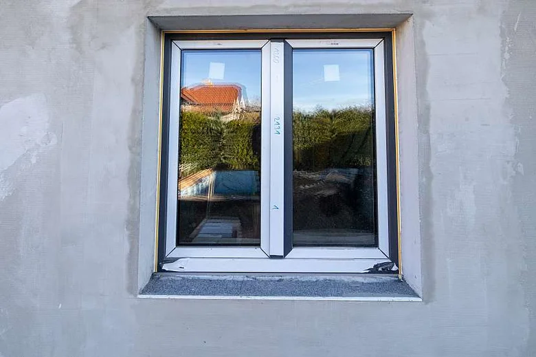 Okno s vnitřními špaletami v průběhu instalace