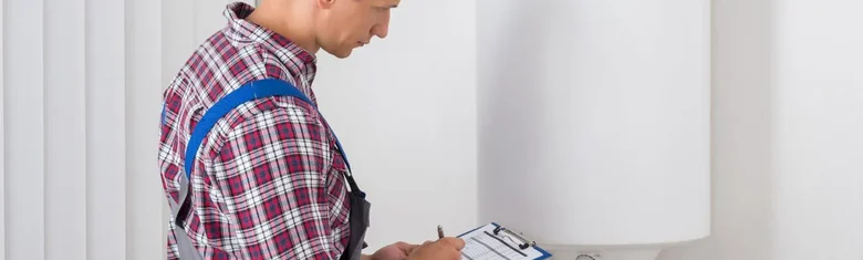 Technik prověřuje kotel s tabulkou pro revizi