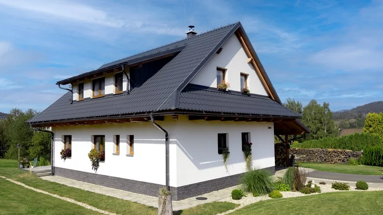 Dům s plechovou střechou v krajině