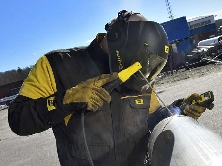 Svařování elektrodou s ochranným oblečením venku
