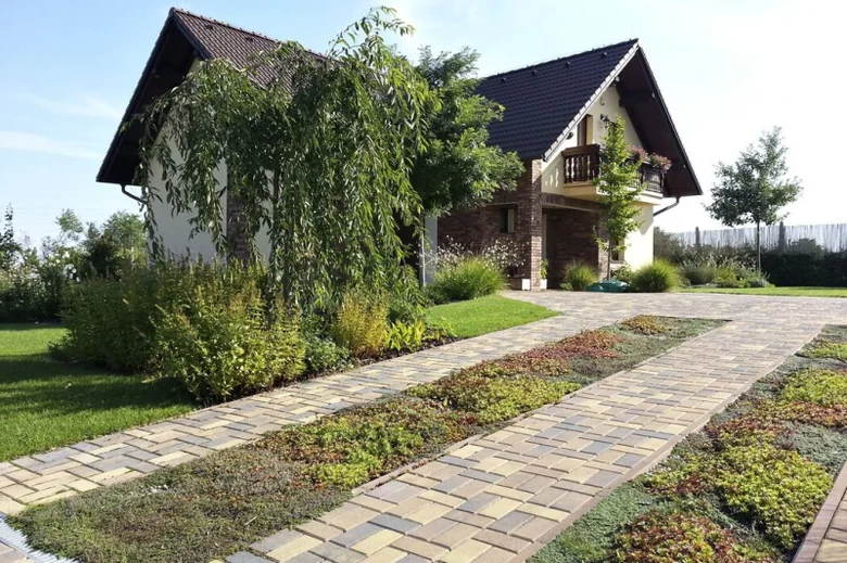 Příjezdová cesta k domu z kamenných dlažeb