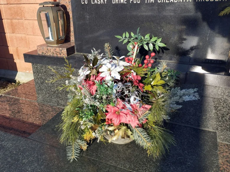 Vánoční kytice na hrob s poinsettii a jehličnany