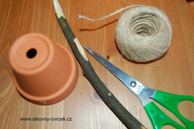 Pot, větvička, provázek a nůžky pro krmítko