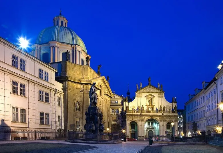 Barokní kostel svatého Václava v Praze večer