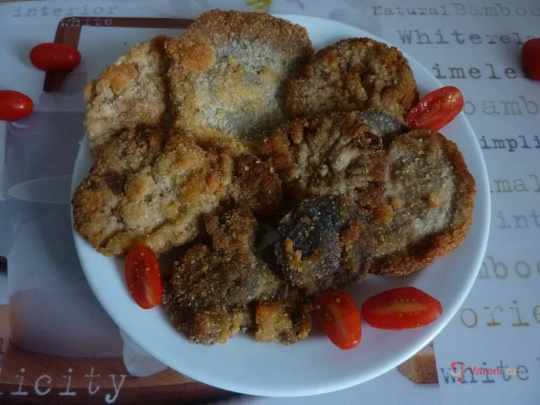 Příprava smažených brambor s rajčaty