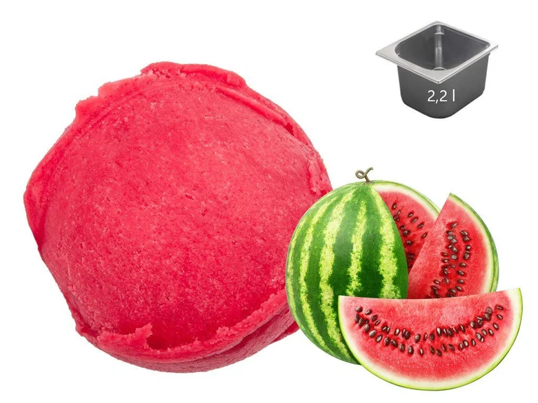 Kulová zmrzlina ze melounu s čerstvými plátky a nádobou.