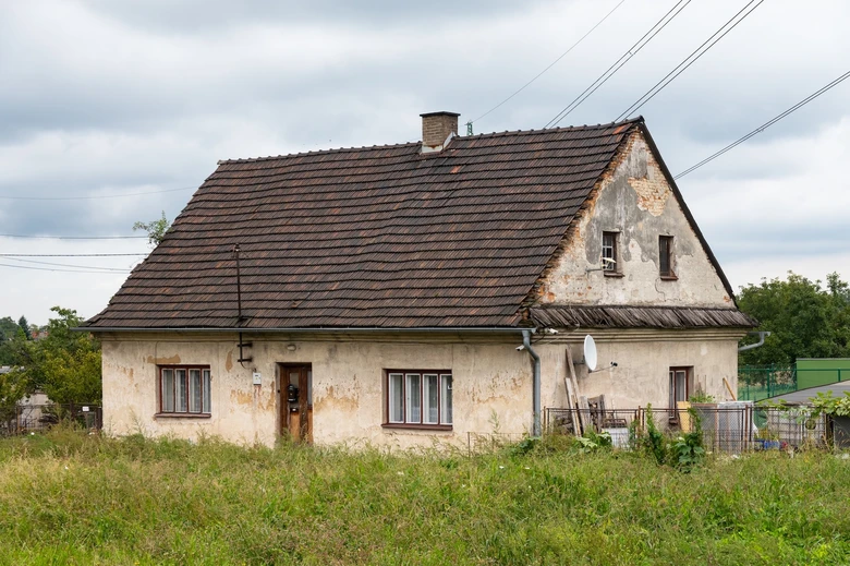 Starý dům s viditelnými známkami opotřebení