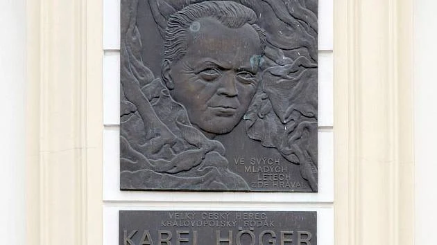 Bronzový reliéf Karla Högera s nápisem