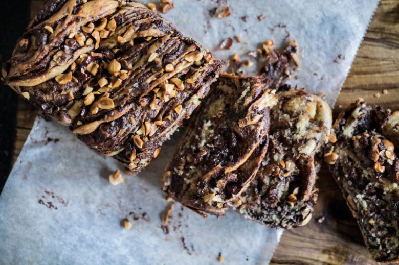 Čokoládová babka s ořechy na papíře