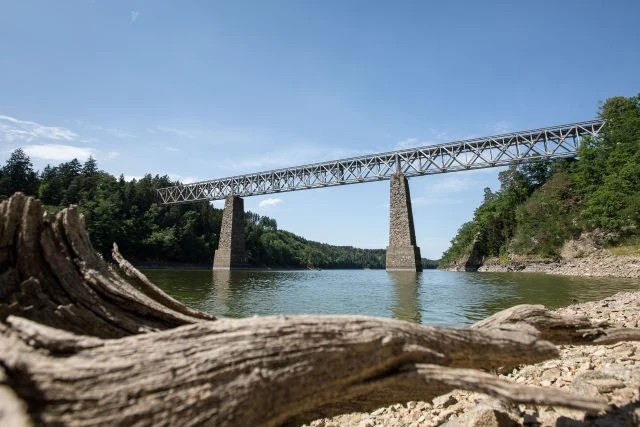 Mostřanský viadukt přes vodní nádrž Orlík pod modrou oblohou