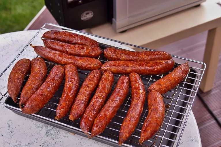 Uzené klobásy na grilu venku