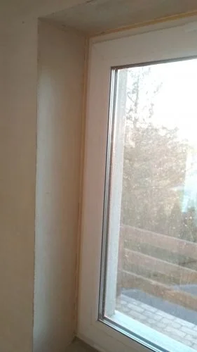 Vnitřní špalety kolem okna, nehotové úpravy