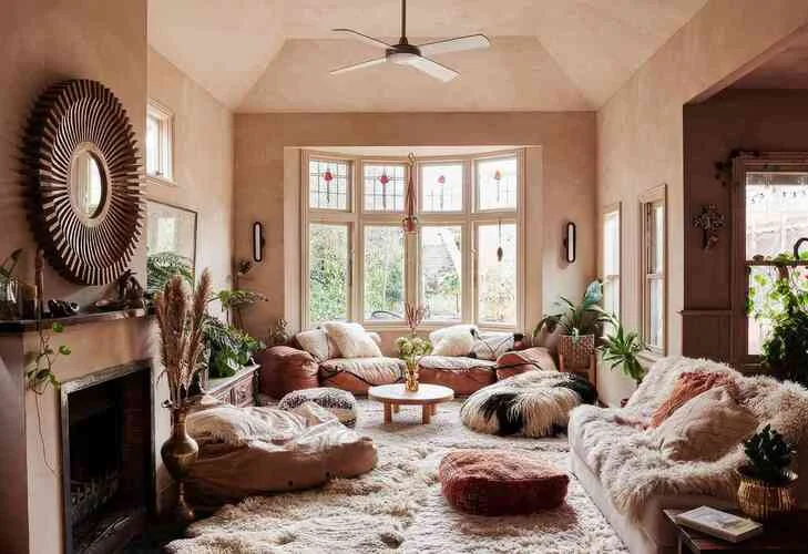 Boho styl bydlení – pohodlný a zelený obývací pokoj