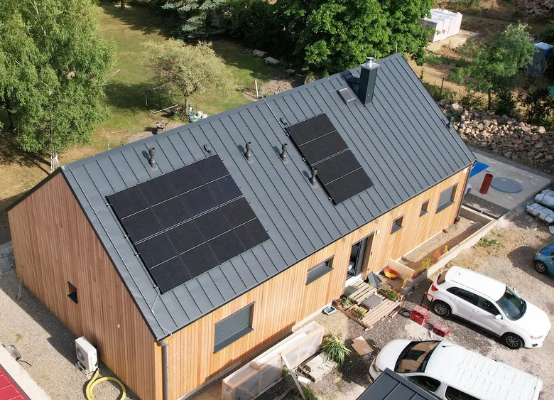 Dům s fotovoltaickými panely na střeše