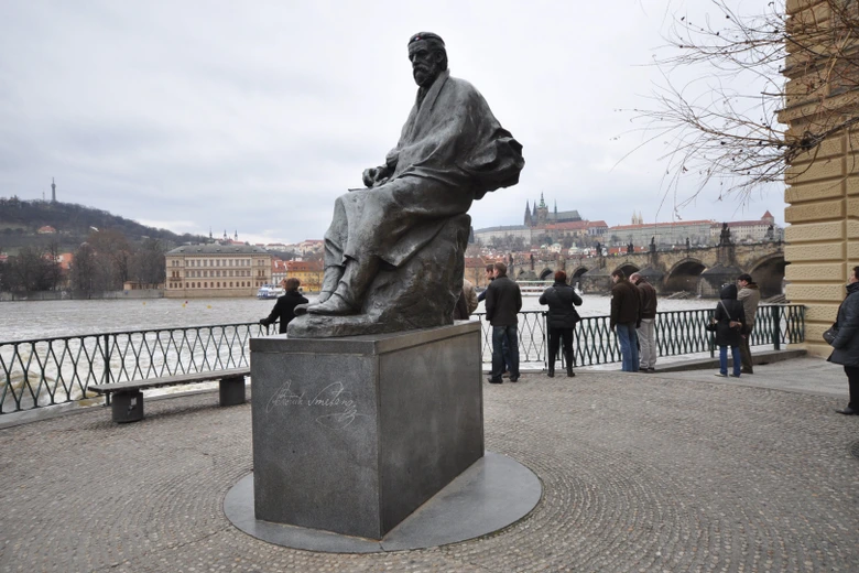 Socha Bedřicha Smetany u Vltavy v Praze
