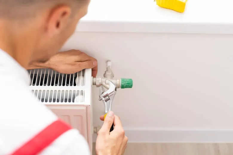 Technik odvzdušňuje radiátor bez ventilu