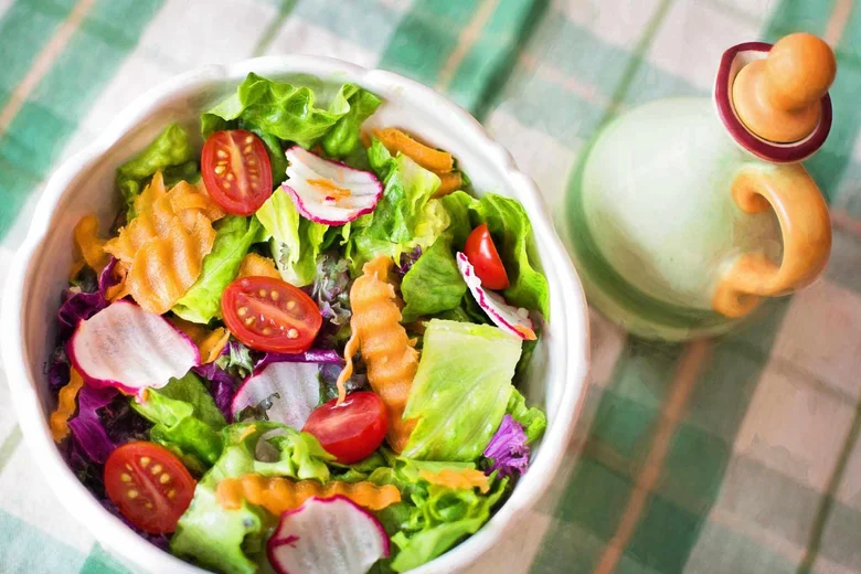 Čerstvá veganská salátová mísa s rajčaty a řepou.