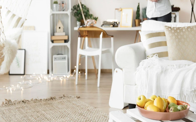 Boho styl bydlení s bílými nábytkem a světly
