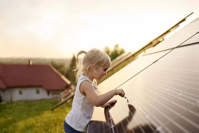 Dítě se dívá na fotovoltaickou panely