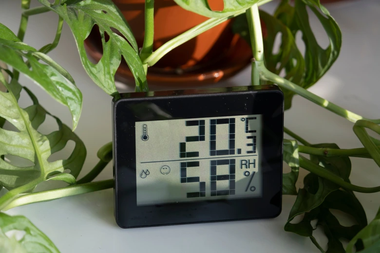 Digitální hygrometer ukazuje vlhkost a teplotu v domě