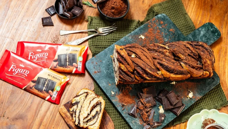 Čokoládová babka s kakaem a čokoládou na zeleném prkénku