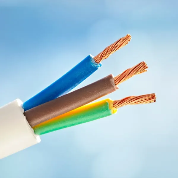 Blízký záběr na odizolované měděné vodiče v elektrickém kabelu.