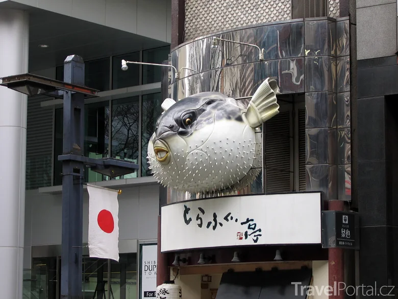Velká socha ryby fugu před japonským restauračním prostorem.