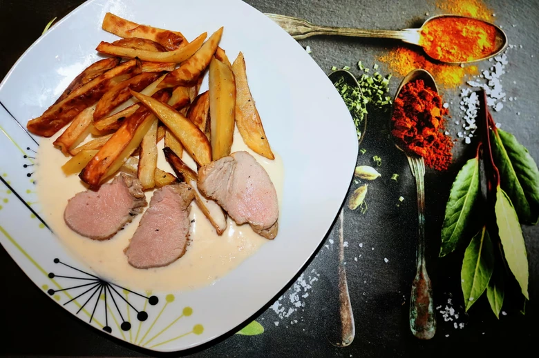 Kousek masa v smetanové pepřové omáčce s bramborami