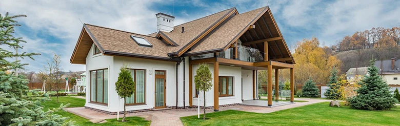 Polovalbová střeva moderní domu s okny a terasou.