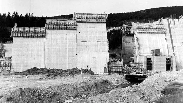 Přehrada Fláje během stavby v historické fotografii.