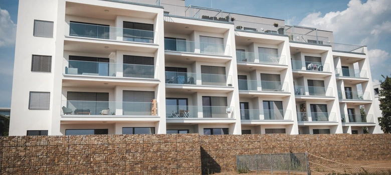 Bílý dům s lodžiemi na moderním bytovém domě